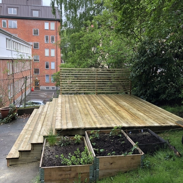 Nytt trädäck på Nedre Fogelbergsgatan, 10 maj. Vi hoppas på sol till helgen!