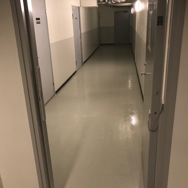 Vi målar om källargångar på Övre Husargatan Vi målar om källargångar på Övre Husargatan